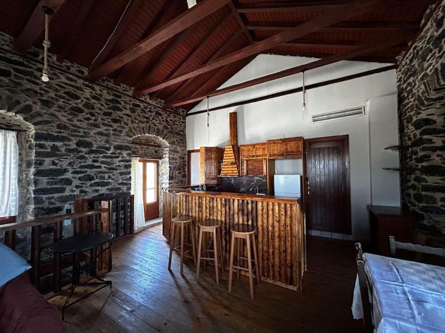 Μαγεμένος Πύργος Στις Θαλάμες Apartment Koumani Bagian luar foto
