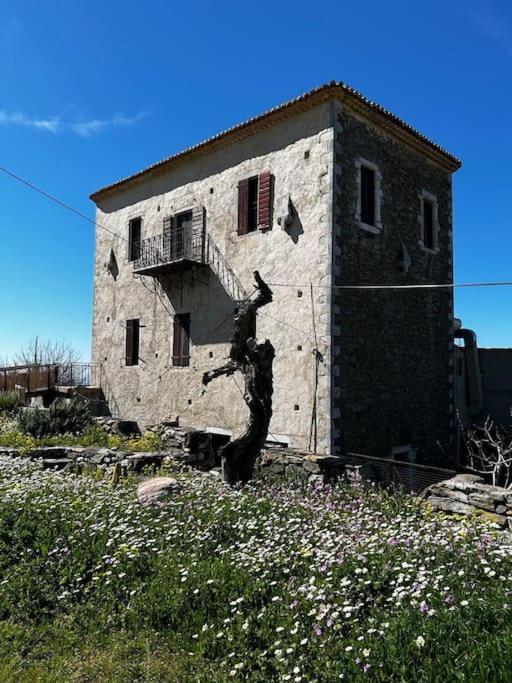 Μαγεμένος Πύργος Στις Θαλάμες Apartment Koumani Bagian luar foto