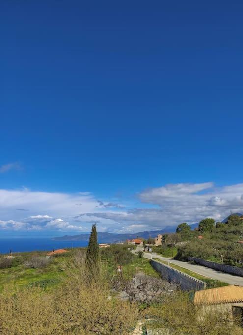 Μαγεμένος Πύργος Στις Θαλάμες Apartment Koumani Bagian luar foto