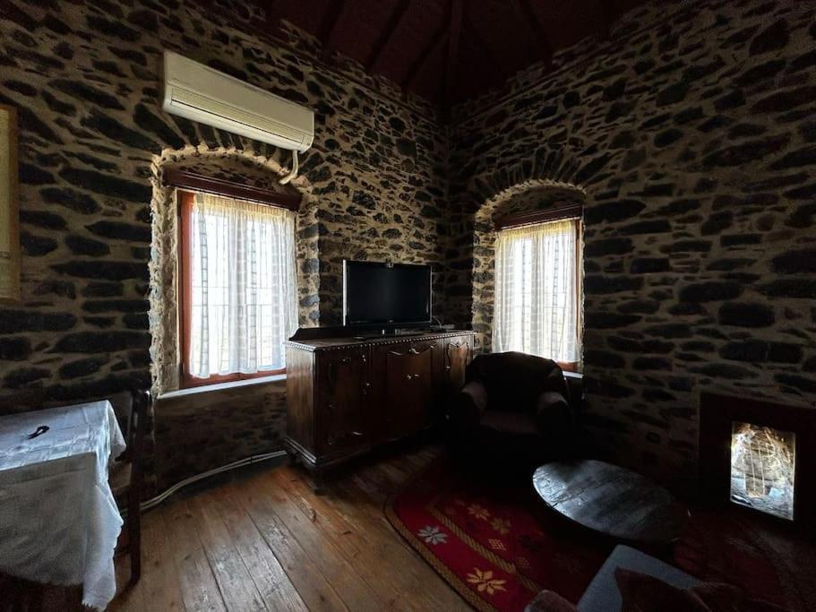 Μαγεμένος Πύργος Στις Θαλάμες Apartment Koumani Bagian luar foto